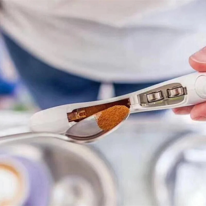 Handheld milk frother creating foam